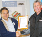 Alvin Seitz presents Kevin Preston with the SAIMC certificate.